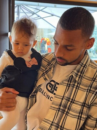 Djibril Sow with his daughter.